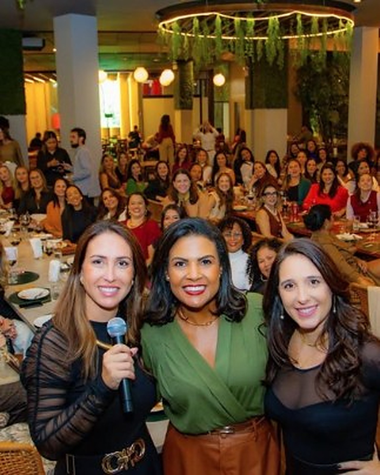 Participantes reunidas durante um jantar do Tô Rica